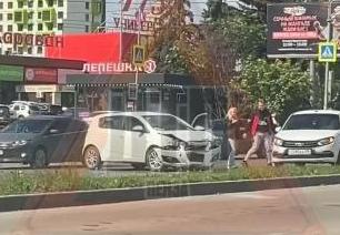 На проспекте Строителей в Пензе образовалась пробка из-за жесткого ДТП
