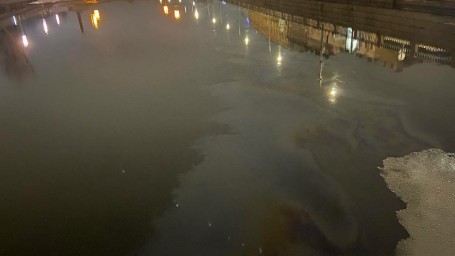 Из «Аквахостела» на Ждановке в воду попала неустановленная жидкость