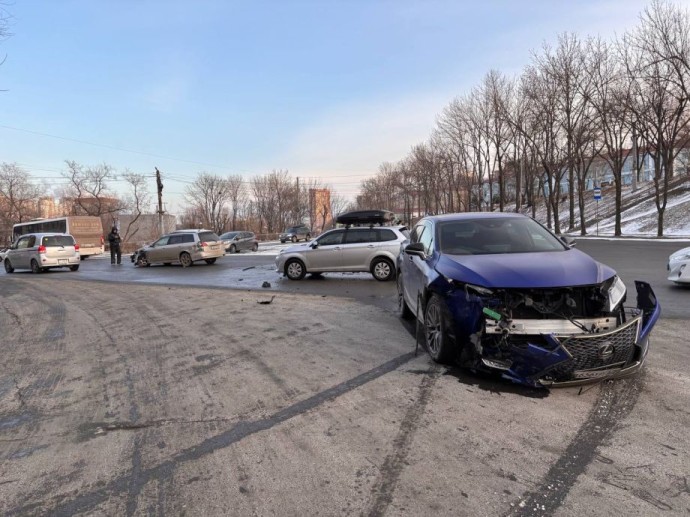 Lexus в «тотал»: ошибка на перекрестке обернулась жестким ДТП во Владивостоке