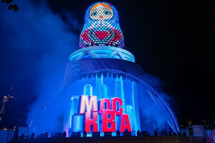 «Матрешка Москвы» в парке «Зарядье» привлекает все больше москвичей и туристов