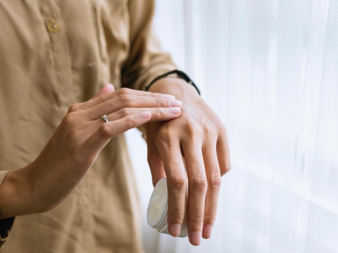 Низкая влажность воздуха и частое мытьё рук усиливают зимнюю сухость кожи — VWoman Низкая влажность воздуха и частое мытьё рук усиливают зимнюю сухость кожи — VWoman