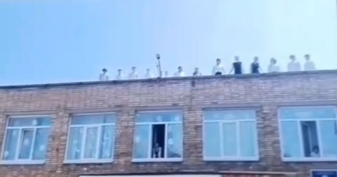 «Смертельные танцы»: во Владивостоке школьники устроили опасное шоу на крыше школы