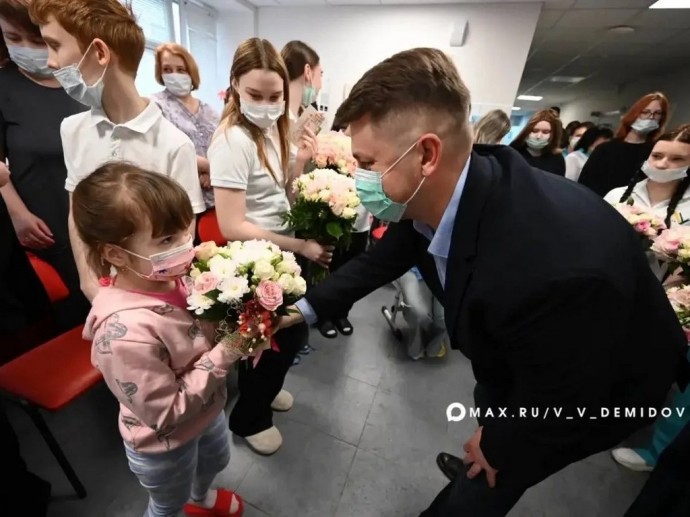Мэр Белгорода поздравил с Пасхой пациентов детской больницы