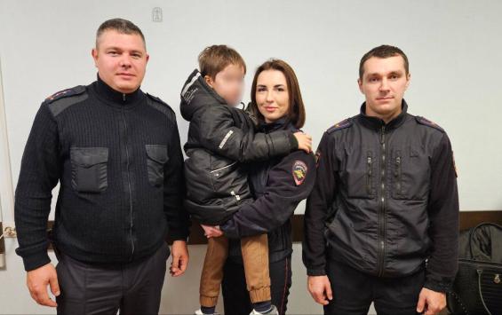 В Курске сотрудники полиции спасли из огня мужчину с маленьким ребёнком