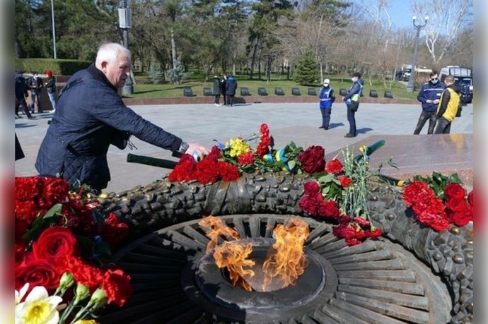 Жители Одессы на День Победы возложили цветы к памятнику Неизвестному матросу