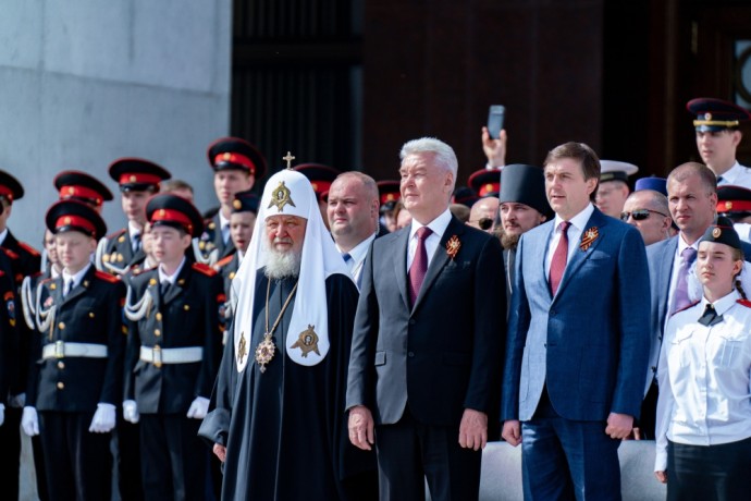 Сергей Кравцов, патриарх Кирилл и мэр Москвы Сергей Собянин приняли участие в параде кадет на Поклонной горе