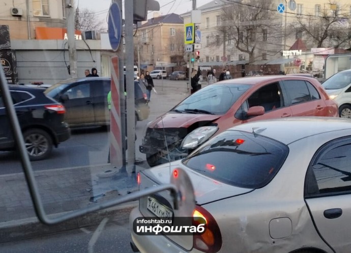 В Астрахани автоледи снесла дорожный знак, чуть не задавив пешехода