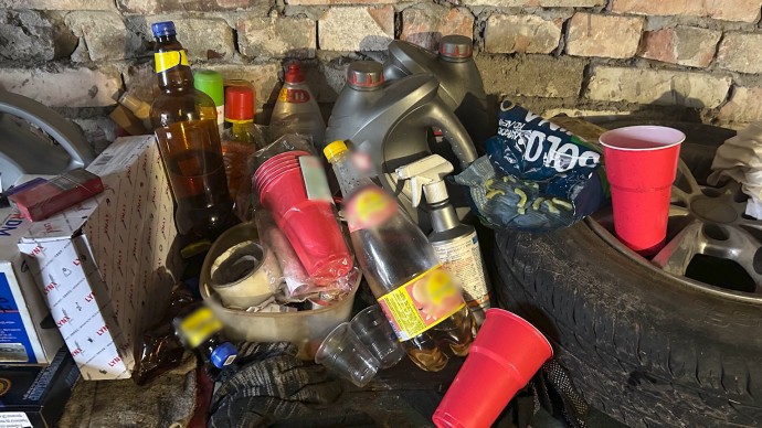 Тела двух мужчин и девочки-подростка нашли в гараже в Ленобласти Тела двух мужчин и девочки-подростка нашли в гараже в Ленобласти