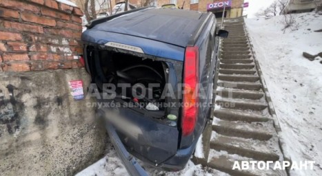Во Владивостоке автомобиль съехал по лестнице из‑за гололёда