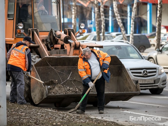 В Белгороде убирают улицы после зимы