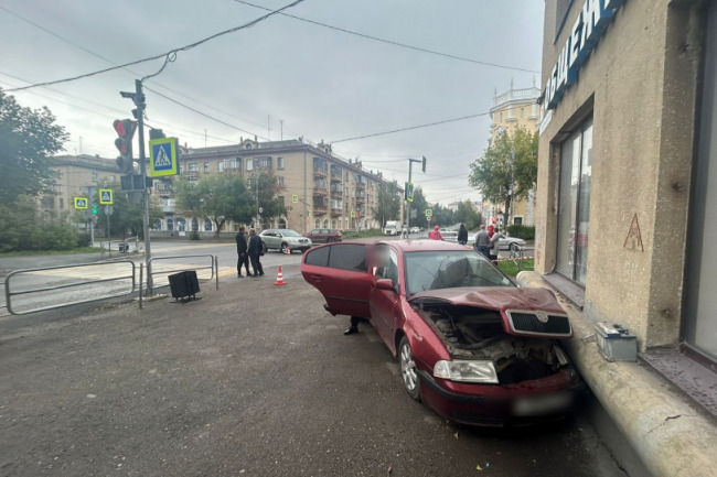 В Магнитогорске автомобиль влетел в здание