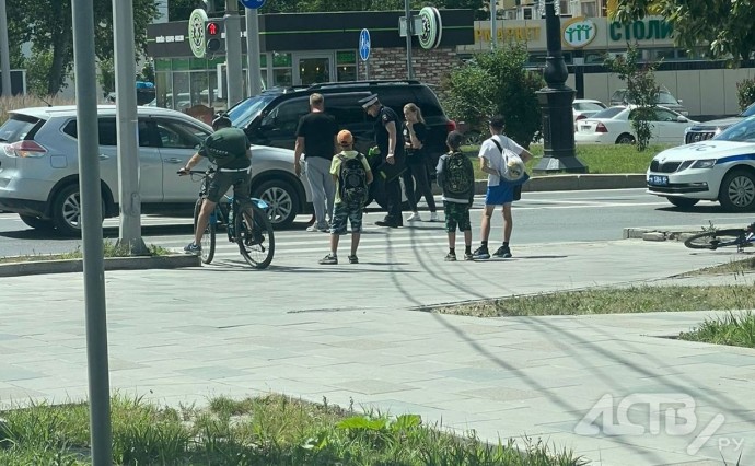Очевидцы: велосипедиста сбили на перекрёстке в Южно-Сахалинске