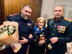 Офицеры СК России поздравили участницу Великой Отечественной войны Полину Дмитриевну Громову с наступающим Новым годом