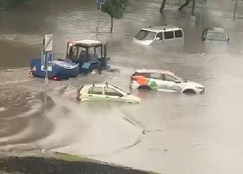 Люди оказались заблокированы в машинах после мощного ливня в Москве