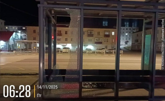 Вандалы разбили остановочный павильон в Корсакове Вандалы разбили остановочный павильон в Корсакове