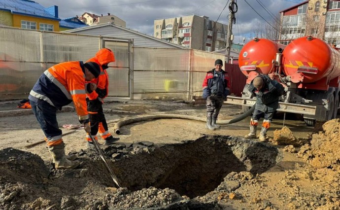 "Вспучился асфальт": в Южно-Сахалинске устраняют порыв на сетях на ул. Горького "Вспучился асфальт": в Южно-Сахалинске устраняют порыв на сетях на ул. Горького