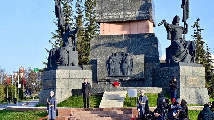 Радий Хабиров возложил цветы к Монументу Дружбы в Уфе