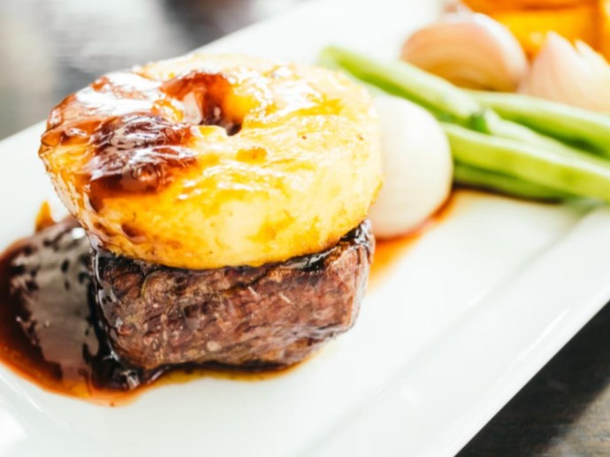 Свинина с ананасами на картофельной "подушке" готовится в фольге