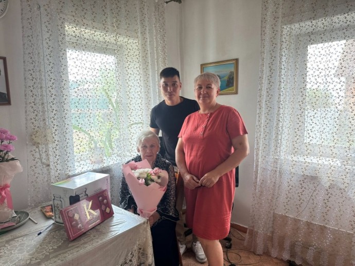 В Улан-Удэ 90-летие отпраздновала ветеран труда