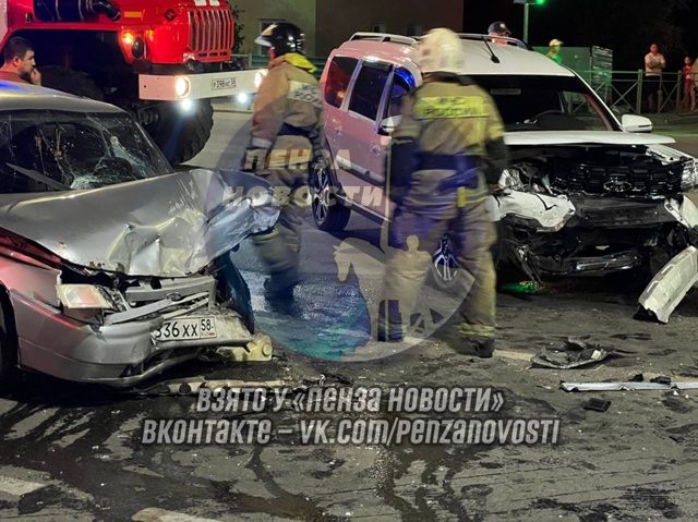 Обнародованы фото с места жесткой аварии на улице Терновского в Пензе