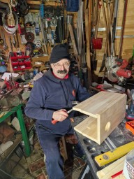 Маури построил домик для белок