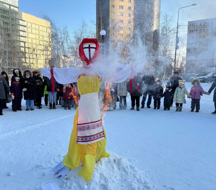 В Якутске сожгли чучело Масленицы