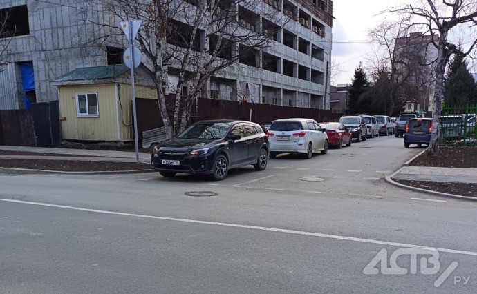 "И так сойдёт": водитель Южно-Сахалинске бросил Subaru как попало