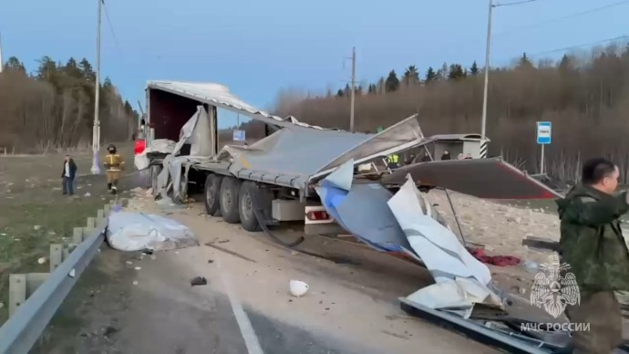 В Гатчинском районе столкнулись пассажирский автобус и фура: есть пострадавшие
