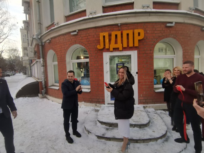 Дорофеев открыл магазин по «продаже партии» в розницу