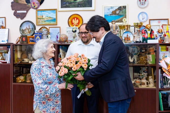 Собянин поздравил учителя биологии школы № 1522 Элеонору Андрееву с 90-летием