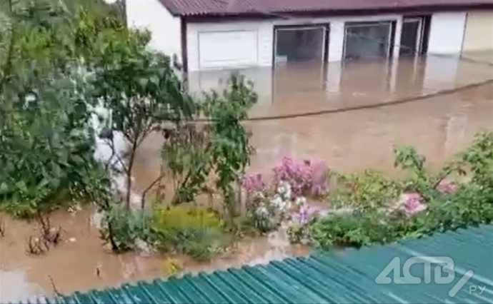 "Рухнул мост, подтопило дома, люди на крышах": ситуация в Невельском районе после мощного ливня