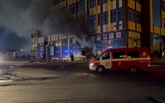 В Пензе полыхает магазин автозапчастей: на месте работают около 30 пожарных