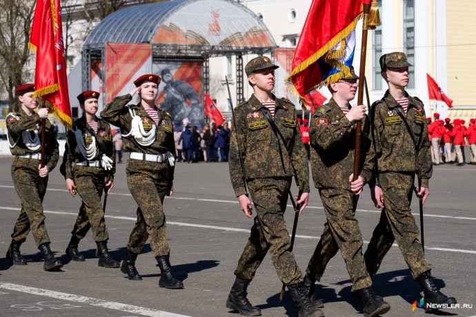 На Театральной площади проходит репетиция парада Победы