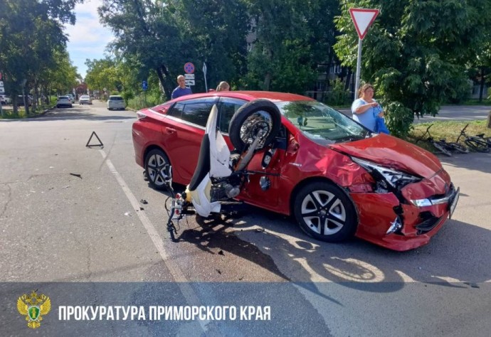 Мотоцикл повис на авто: Двое подростков пострадали в результате ДТП в Приморье