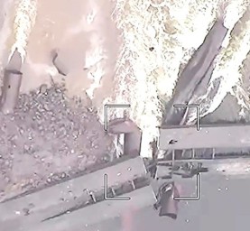 Необычайно точный удар реактивного снаряда "Торнадо-С" уничтожил "танковый" мост ВСУ