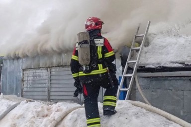 В Никеле пожарные потушили возгорание в гараже за 18 минут