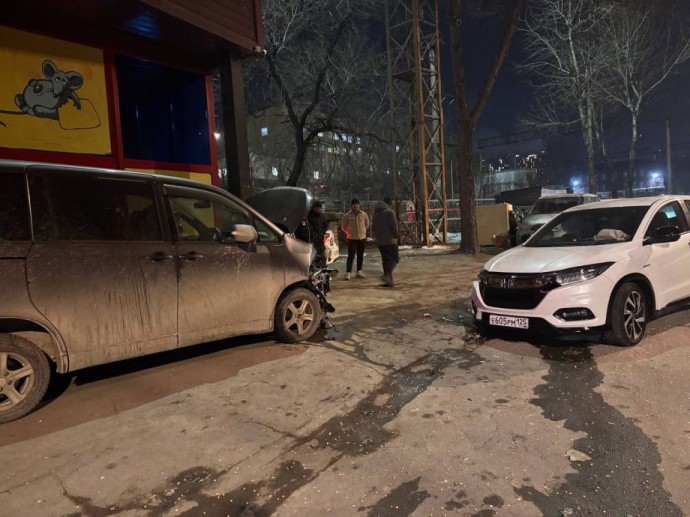 Девушка уснула за рулем и разнесла припаркованный автомобиль во Владивостоке Девушка уснула за рулем и разнесла припаркованный автомобиль во Владивостоке