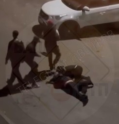 В Уфе несколько человек избили лежащего на асфальте мужчину
