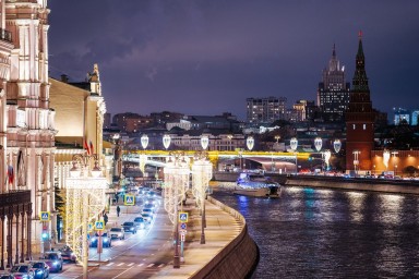 Столичные набережные украсили к новогодним и рождественским праздникам