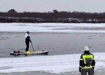 Мужчина на сапборде устроил заплыв по замерзающей реке в Приамурье