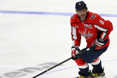 Видео: Овечкина с трудом оттащили от российского защитника "Оттавы" в ходе стычки