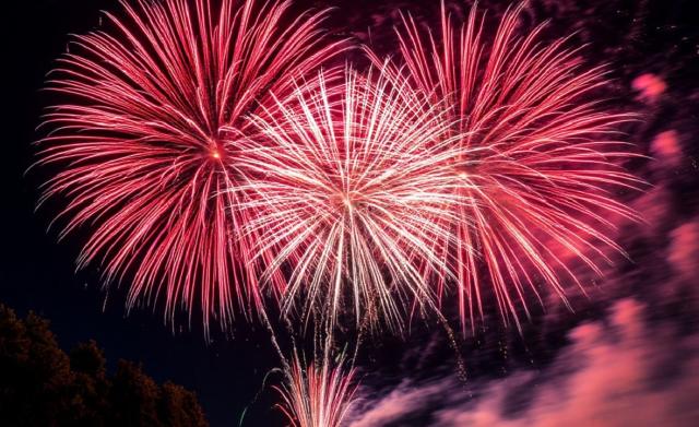 Два ребенка и фигура Деда Мороза пострадали от фейерверков в Башкирии Два ребенка и фигура Деда Мороза пострадали от фейерверков в Башкирии