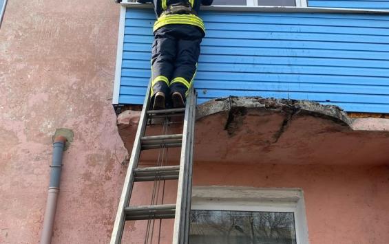 В Курской области пожарные спасали закрывшегося изнутри годовалого ребёнка