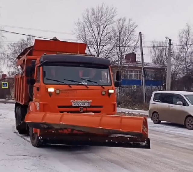 В Саранске расчищают улицы от первого снега В Саранске расчищают улицы от первого снега