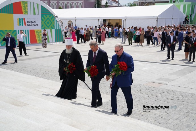 Гости «Китап-байрама» возложили цветы к памятнику Минигали Шаймуратову