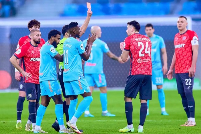 Тренер "Акрона" считает, что его команду несправедливо оставили вдесятером в матче с "Зенитом" Тренер "Акрона" считает, что его команду несправедливо оставили вдесятером в матче с "Зенитом"