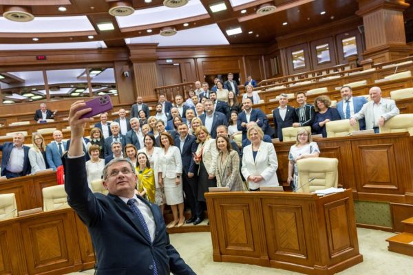 Новация Гросу: «Для молдавского депутата писать законы не главное»