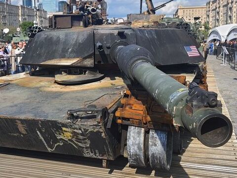 В бою ПТУР "Корнет" прошил танк М1А1 Abrams через броню и двигатель