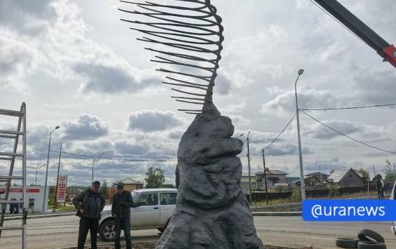 В Качканаре жители раскритиковали необычный памятник «шепоту Уральских гор»