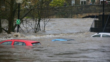 На одном турецком курорте произошло землетрясение, второй — затопило
